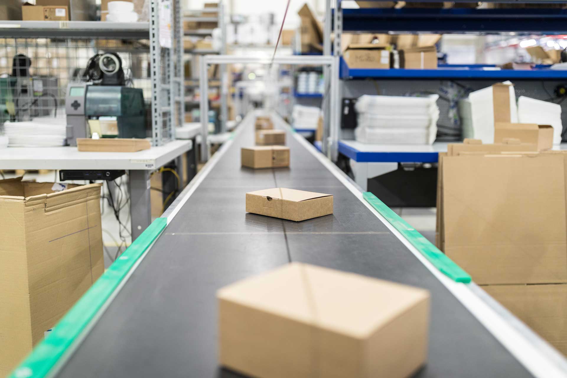 boxes_moving_down_conveyor_in_warehouse